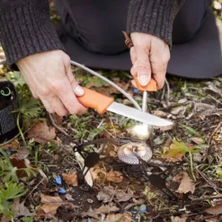 Light My Fire Fireknife 2-i-1 Kniv & Tennstål -Campingutstyr Salg 2024 7 swedish fireknife in use