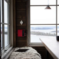 Home 800 Solar System (Solcellebelysning) -Campingutstyr Salg 2024 BRIGHT Home 800 Solar Home System inne hytta