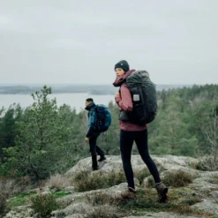 Abisko Trekking Turtights Dame -Campingutstyr Salg 2024 Fjellreven Abisko Trekking Turtights Dame modell ute paa tur