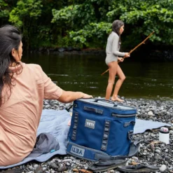 Yeti Hopper Flip 12 Soft Cooler -Campingutstyr Salg 2024 Flip 8 Soft Cooler Product Overview Image DryHide Shell 1x.jpg 2