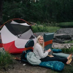 MSR Hubba Hubba NX Telt (2-Personer) 23 MSR Hubba Hubba NX Telt (2-Personer) -Campingutstyr Salg 2024 MSR Hubba Hubba NX Telt 2 Personer dame sitter