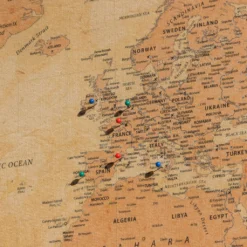 World Map Canvas (75 X 50 Cm) - Whisky -Campingutstyr Salg 2024 Miss Wood World Map Canvas 75x50 Whisky pins detalj