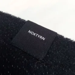 Nora - Reflekterende Ullskjerf -Campingutstyr Salg 2024 NOKTYRN Nora Reflekterende Ullskjerf merkelapp