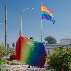 Rumpl The Original Puffy Blanket Turpledd (Rainbow Fade) -Campingutstyr Salg 2024 TPPB RF1 1 RAINBOW FADE OG PUFFY 1P STUFFSACK LIFESTYLE2 web res