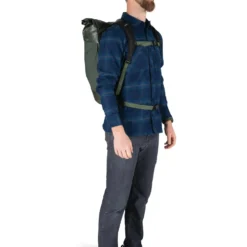 Osprey Transporter Roll Top -Campingutstyr Salg 2024 Transporter RollTop F21 OnBody1 HaybaleGreen web