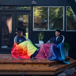 Rumpl The Original Puffy Blanket Turpledd (Rainbow Fade) -Campingutstyr Salg 2024 X 211015 Lifestyle OGPuffy ArizonaFade RainbowFade SamsonHatae 003