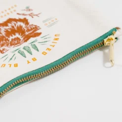 United By Blue Canvas Pouch -Campingutstyr Salg 2024 canvaspouch grizzlybear3 2000x cbbd42f0 6284 4a69 8800 3b58c5ae26c8