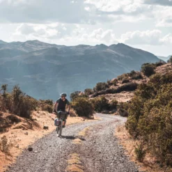 Grand Bikepacking Journeys 26 Grand Bikepacking Journeys -Campingutstyr Salg 2024 p 166 GrandBikepackingJourneys gestalten2022 NoUsageWithoutCredits 2000x jpg