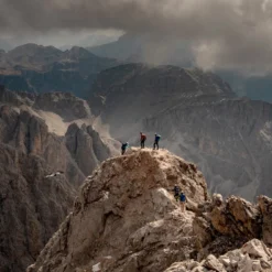 Wanderlust Alps - Hiking Across The Alps -Campingutstyr Salg 2024 p 259bottom PhotoMartaKulesza WanderlustAlps gestalten2021 2000x jpg